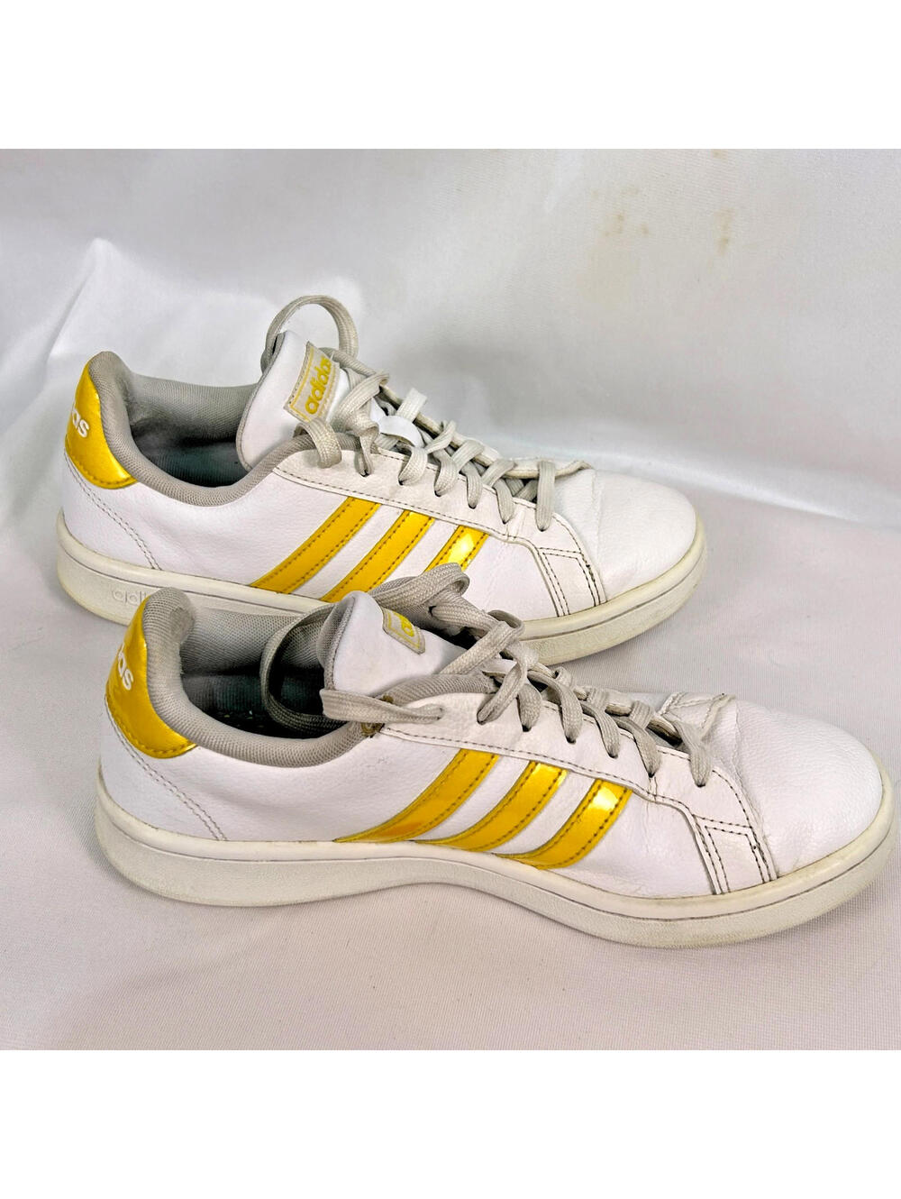 Adidas Cloudfoam Sneakers Women Size 7.5 White Yellow Stripe Lace Up Casual Shoe